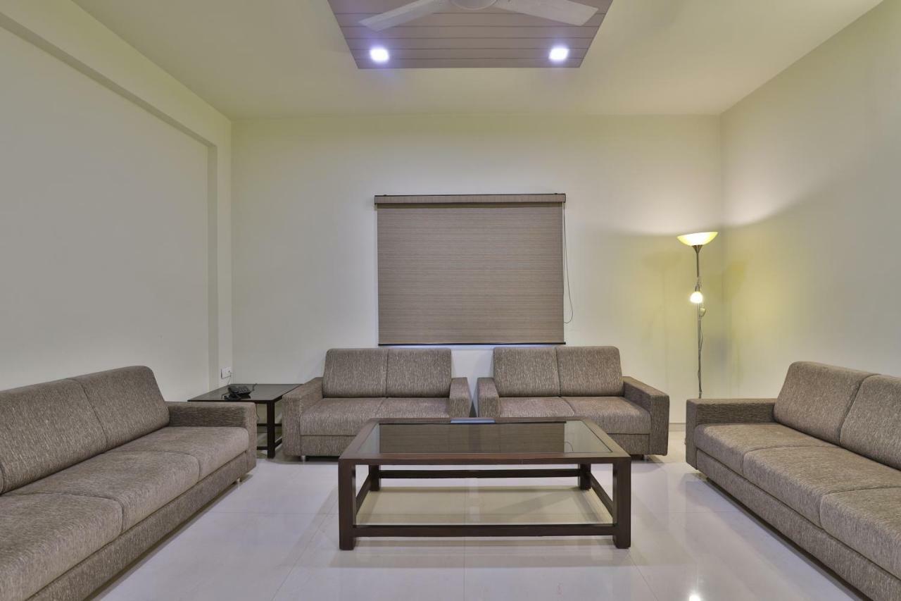 Capital O 47284 Atithi Resort Bharuch Exterior foto